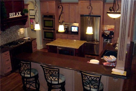  Kitchen with Eat In Bar